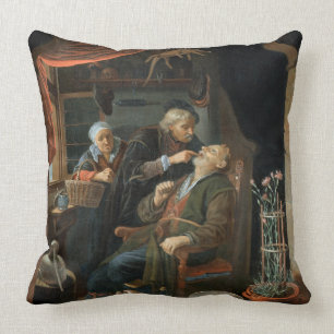 Ein Zahnarzt, der den Zahn eines alten Mannes Kissen