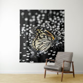 Ein zarter Schmetterling mit Taubtropfen Wandteppich (Beispiel)