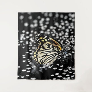 Ein zarter Schmetterling mit Taubtropfen Wandteppich