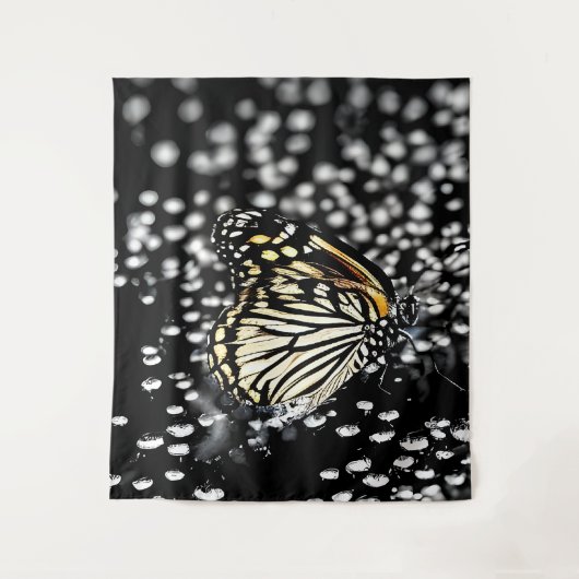 Ein zarter Schmetterling mit Taubtropfen Wandteppich (Vorderseite)