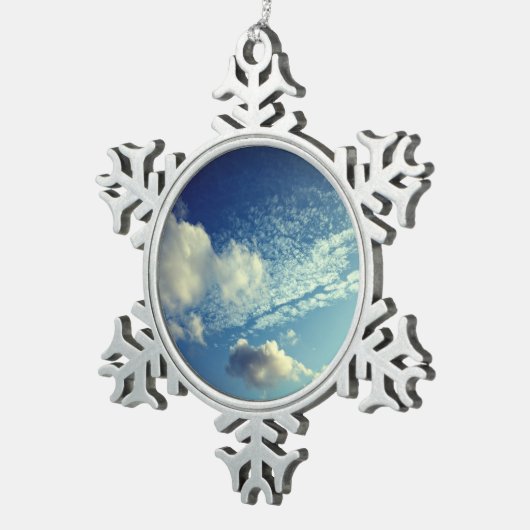 Ein zartes Wolkensprinkle Schneeflocken Zinn-Ornament (Rechts)