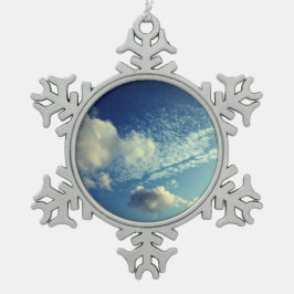 Ein zartes Wolkensprinkle Schneeflocken Zinn-Ornament