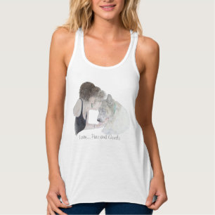 Ein zärtliches zeichn von Mädchen, die sich akita  Tank Top