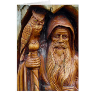 Ein Zauberer und eine Eule tauchen von der Höhle