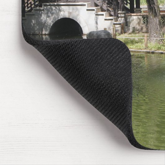 Ein zauberhafter Brunnen in einem chinesischen Gar Mousepad (Ecke)