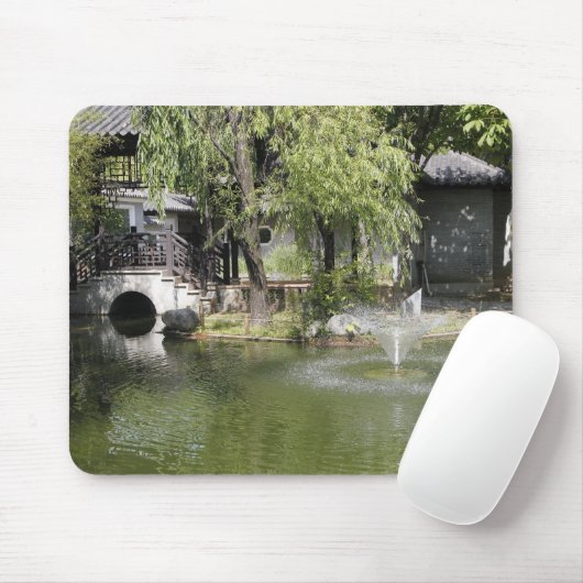 Ein zauberhafter Brunnen in einem chinesischen Gar Mousepad (Mit Mouse)