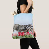 Ein Zebra unter den Tulpen Tasche (Von Nahem)