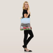 Ein Zebra unter den Tulpen Tasche (Am Model)