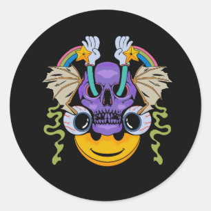 Ein zeichn eines Schädels mit bunten Gesichtern Runder Aufkleber
