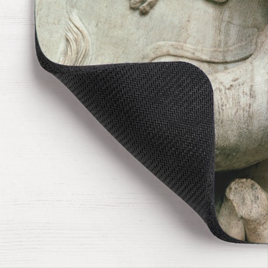 Ein Zentaur, der über einem Lapith triumphiert Mousepad (Ecke)