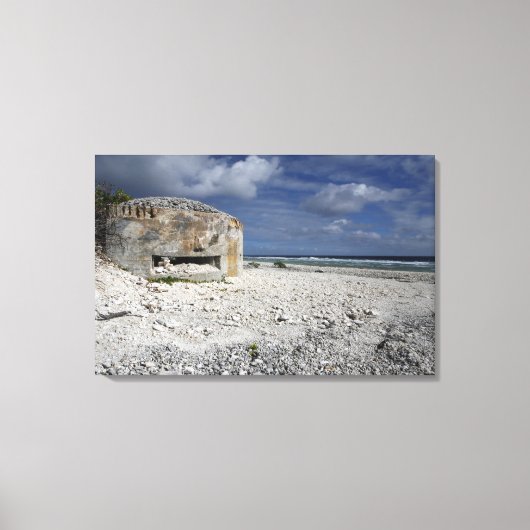 Ein zerbröckelnder Bunker Leinwanddruck (Vorderseite)