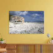 Ein zerbröckelnder Bunker Leinwanddruck (Insitu (Wohnzimmer))