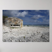 Ein zerbröckelnder Bunker Poster (Vorne)