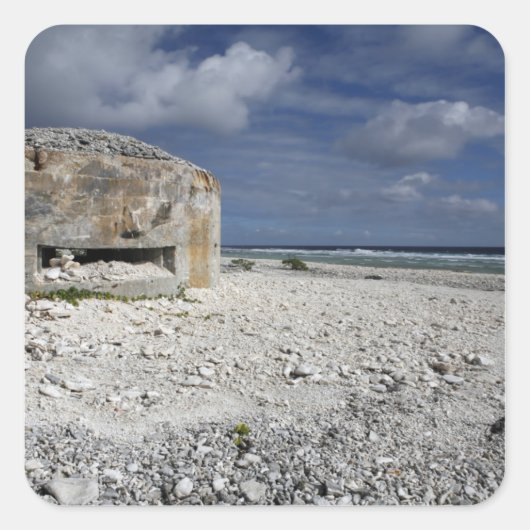 Ein zerbröckelnder Bunker Quadratischer Aufkleber (Vorderseite)