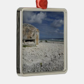 Ein zerbröckelnder Bunker Silbernes Ornament (Rechts)