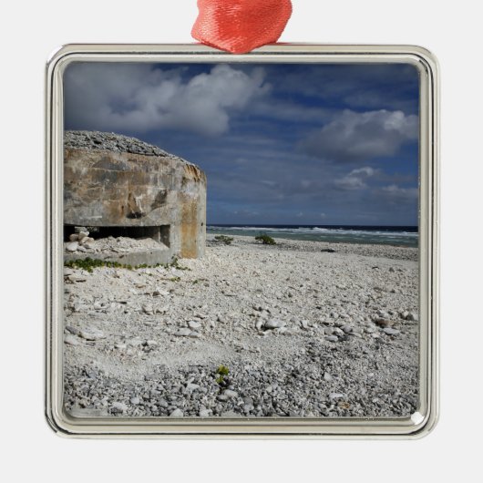 Ein zerbröckelnder Bunker Silbernes Ornament (Vorne)