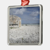 Ein zerbröckelnder Bunker Silbernes Ornament (Links)