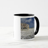 Ein zerbröckelnder Bunker Tasse (VorderseiteRechts)