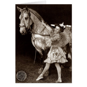 Ein Zirkusmädchen und Pferd