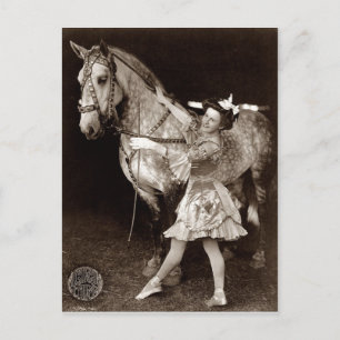 Ein Zirkusmädchen und Pferd Postkarte