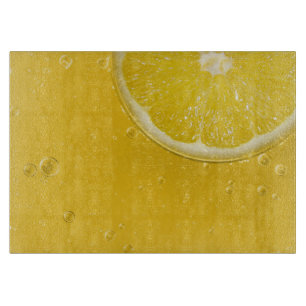 Ein Zitronensatz in der Limonade Schneidebrett