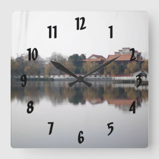 Ein Zoo Park in Wuhan, China. Antiker chinesischer Quadratische Wanduhr