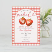 einander gepicktes Red Apple Gingham-Brautparty Einladung (Stehend Vorderseite)