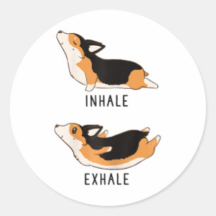 Einatmen Ausatmen Yoga Dreifarben Corgi Runder Aufkleber