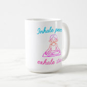 Einatmen Frieden, Exhale Stress - Ruhe Mind Yoga D Kaffeetasse (VorderseiteRechts)