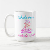 Einatmen Frieden, Exhale Stress - Ruhe Mind Yoga D Kaffeetasse (Links)