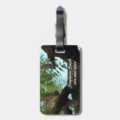 Eine abgehaltene Eule auf einer Niederlassung im Gepäckanhänger (Rückseite vertikal)