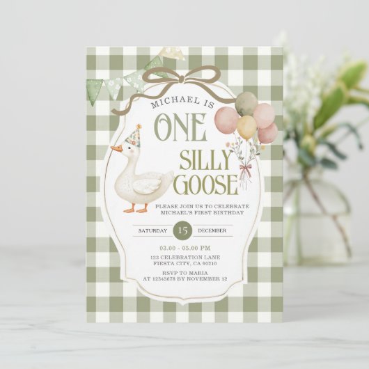 Eine Alberne Gans Birthday Sage Green Gingham Einladung (Stehend Vorderseite)