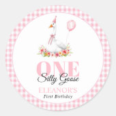 Eine alberne Gans, rosa Gingham Girl's 1. Geburtst Runder Aufkleber (Vorderseite)