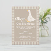 Eine Alberne Goose Tan Gingham First Birthday Part Einladung (Stehend Vorderseite)
