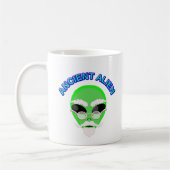 Eine alte Alien Kaffeetasse (Links)