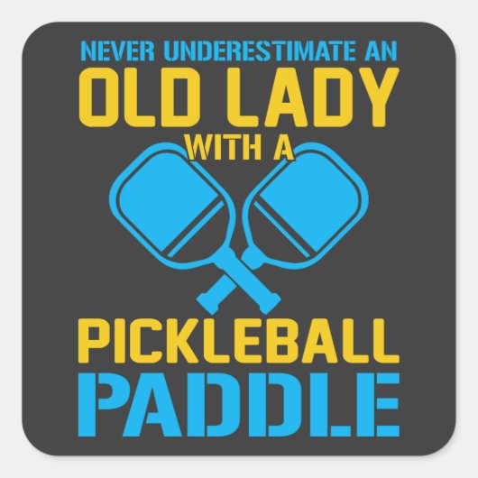 Eine alte Dame mit einem Pickleball-Paddel untersc Quadratischer Aufkleber (Vorderseite)