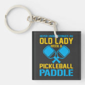 Eine alte Dame mit einem Pickleball-Paddel untersc Schlüsselanhänger (Vorderseite)