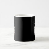 Eine alte Frau, die Pferde reitet, unterschätzen  Kaffeetasse (Mittel)
