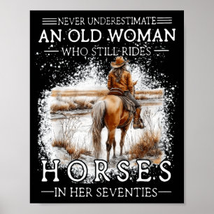 Eine alte Frau, die Pferde reitet, unterschätzen Poster