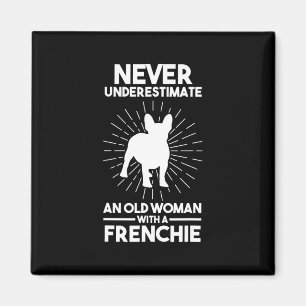 Eine alte Frau mit einem französischen Bulldoggen  Magnet