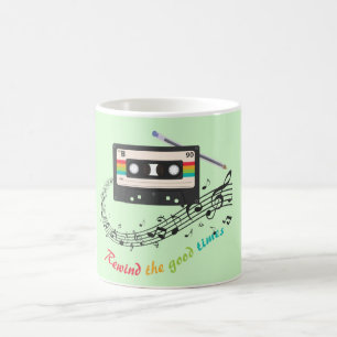 Eine alte Kassette zurückspulen Kaffeetasse