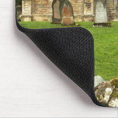 Eine alte Kirche unter einem dunklen Himmel Mousepad (Ecke)