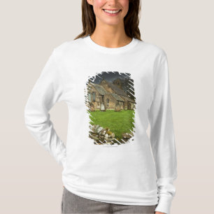 Eine alte Kirche unter einem dunklen Himmel T-Shirt