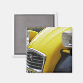 Eine alte schwarz-gelbe Citroen 2CV 2 CV, Detail Magnet (Vorderseite/Rückseite)