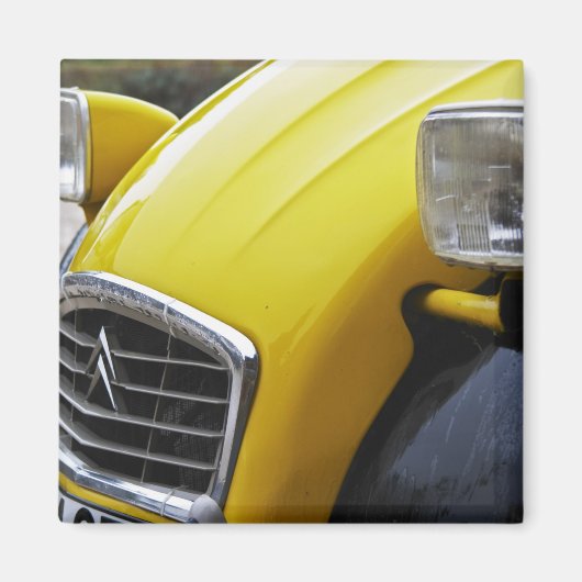 Eine alte schwarz-gelbe Citroen 2CV 2 CV, Detail Magnet (Vorne)