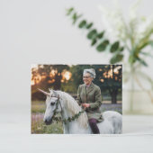 Eine ältere Frau auf ihrem Einhorn Postkarte (Stehend Vorderseite)