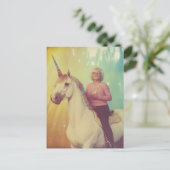 Eine ältere Frau, die auf ihrem Einhorn reitet Postkarte (Stehend Vorderseite)