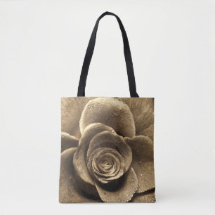 Eine altmodische Rose nah, nass mit Wasserdro Tasche