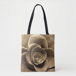 Eine altmodische Rose nah, nass mit Wasserdro Tasche