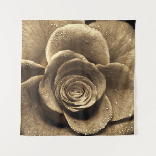 Eine altmodische Rose nah, nass mit Wasserdro Wandteppich